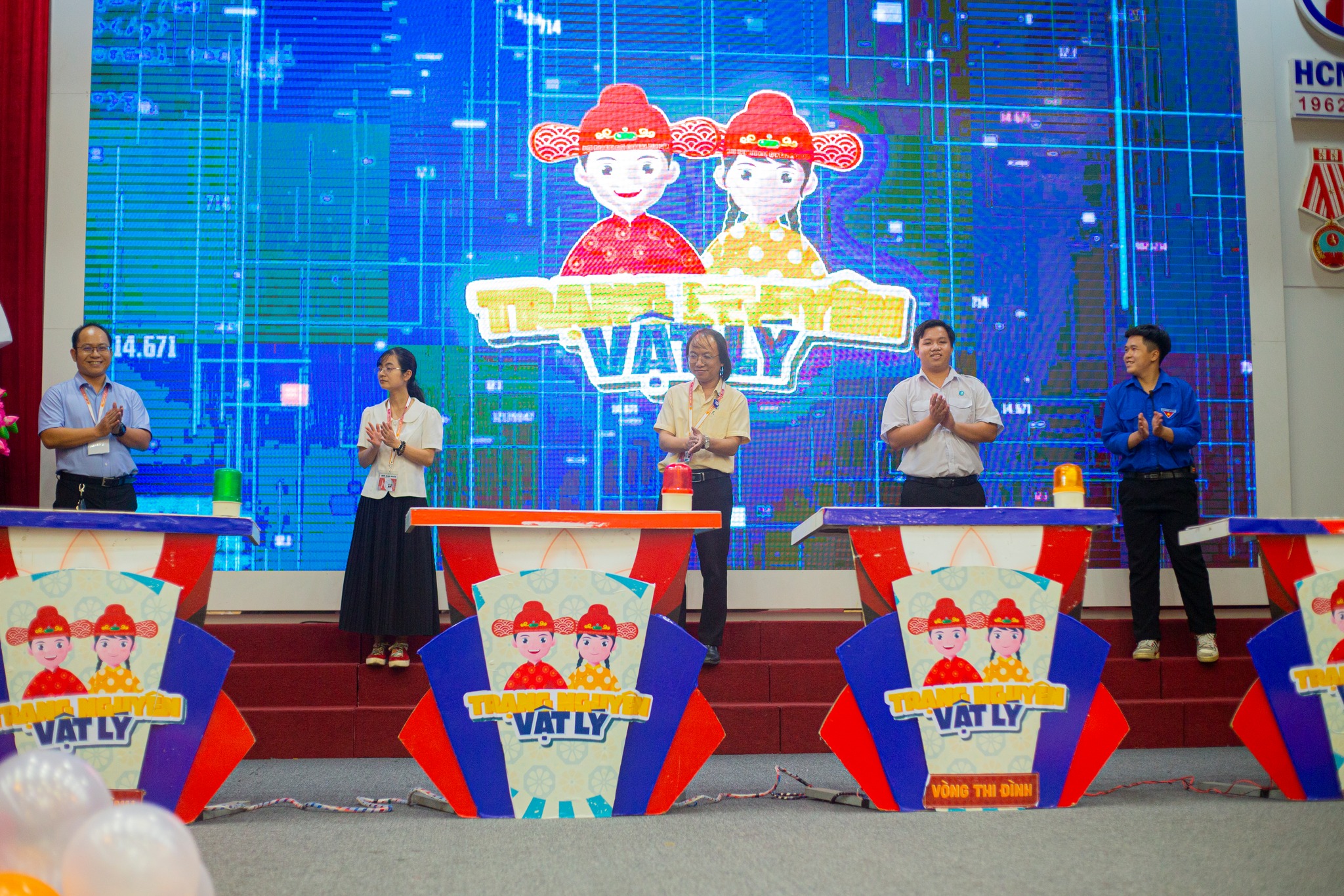 Ban tổ chức khai mạc vòng chung kết Trạng nguyên vật lý mùa 3